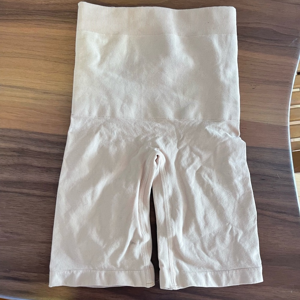 SKIMS CORE CONTROL SHORT MID THIGH IN SAND XXS/XS